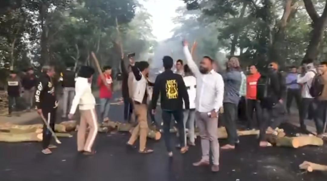 গোপালগঞ্জে মহাসড়কে গাছ ফেলে ছাত্রলীগের বিক্ষোভ