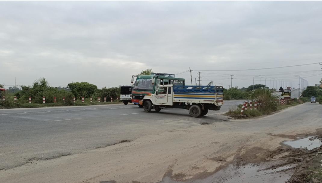 মৃত্যু ফাঁদে রূপ নিয়েছে উপজেলার সংকীর্ণ প্রবেশপথ
